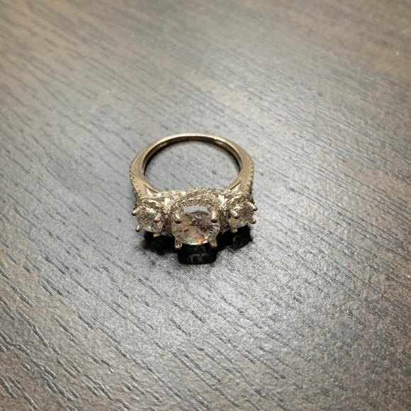 Sterling silver and cubic zirconia ring - Picture 2 of 5